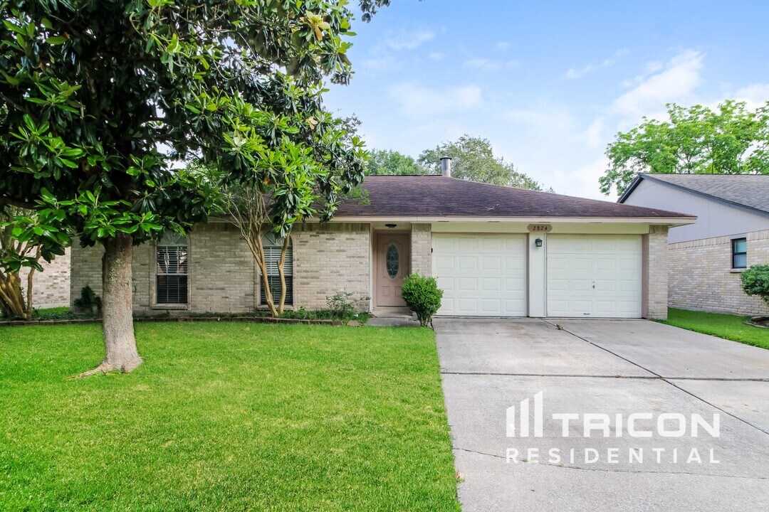 2824 Sugar Wood Dr in League City, TX - Building Photo