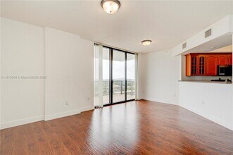 2301 SW 27th Ave, Unit 1400 in Miami, FL - Foto de edificio - Building Photo