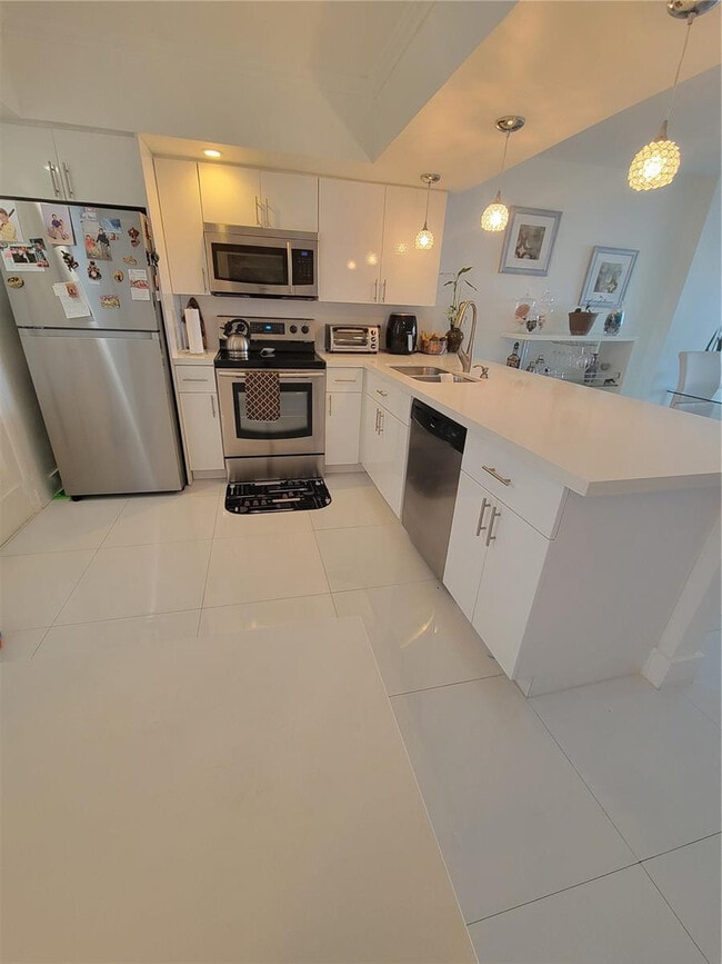 3703 NE 166th St, Unit 808 in North Miami Beach, FL - Building Photo - Building Photo