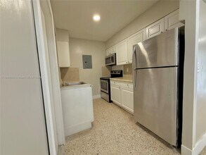 250 E 10th St in Hialeah, FL - Building Photo - Building Photo