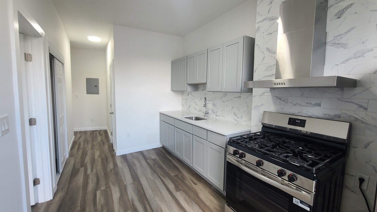 113 63rd St in West New York, NJ - Building Photo