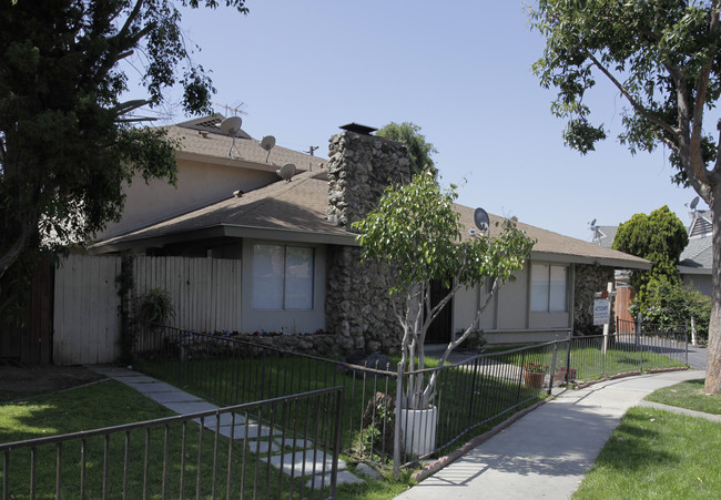 17052 Carlann Cir in Tustin, CA - Foto de edificio - Building Photo