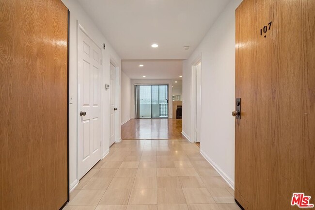 10475 Eastborne Ave in Los Angeles, CA - Building Photo - Building Photo
