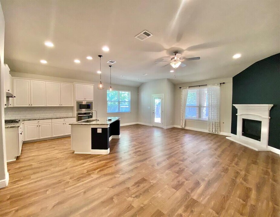 2212 Laurel Arbor Dr in Leander, TX - Building Photo