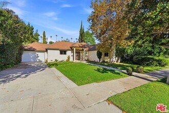 13201 Bloomfield St in Los Angeles, CA - Building Photo - Building Photo