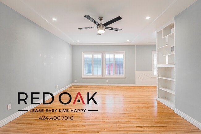 property at 1323 N Harper Ave