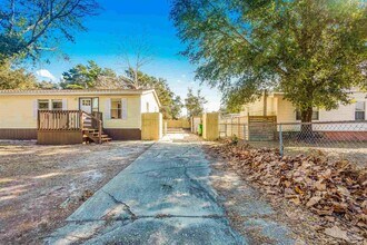 211 Evergreen Dr in Mary Esther, FL - Building Photo - Building Photo