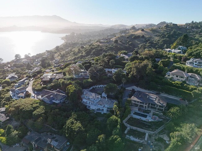 95 Spring Ln in Tiburon, CA - Foto de edificio - Building Photo