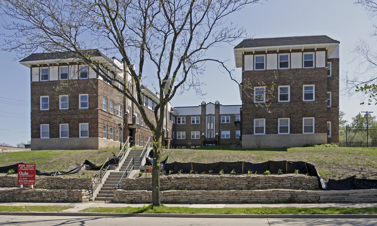 Cantona Court Apartments in Milwaukee, WI - Foto de edificio