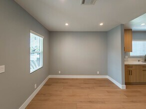6454 Gentry Ave in Los Angeles, CA - Foto de edificio - Building Photo