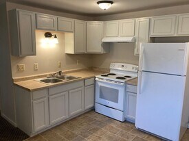 100 Jefferson Pl in Versailles, MO - Building Photo