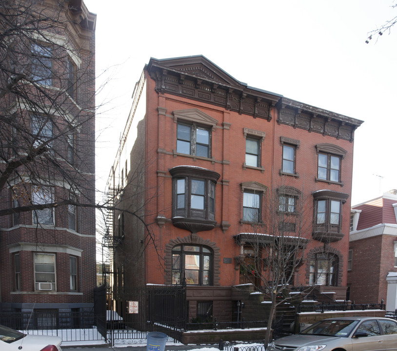 124 Milton St in Brooklyn, NY - Building Photo