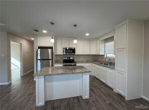 1309 Alta Vista Dr, Unit 4 in Progreso Lakes, TX - Foto de edificio - Building Photo