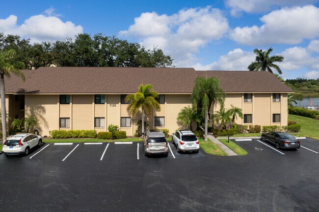 Cumberland Condos in Ft. Myers, FL - Building Photo - Building Photo