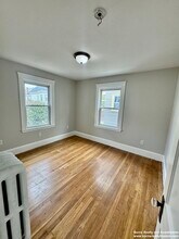 58 Saxton St, Unit #2 in Boston, MA - Foto de edificio - Building Photo