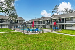 Canterbury House Apartments in Houma, LA - Building Photo