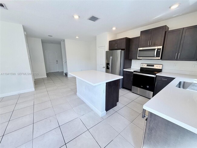 2418 SE 10th St in Homestead, FL - Building Photo - Building Photo