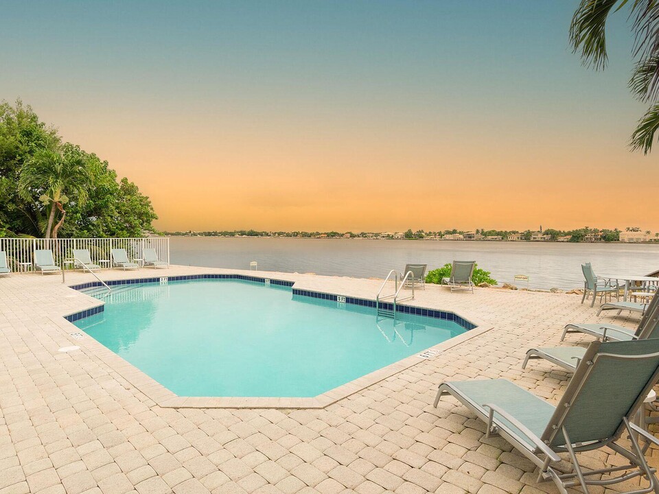 125 Barefoot Cove-Unit -17 in Hypoluxo, FL - Building Photo