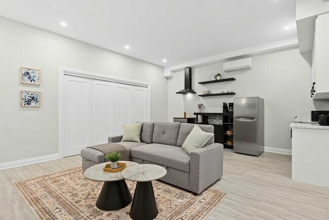 894 College St, Unit SI ID1524851P in Toronto, ON - Building Photo - Building Photo