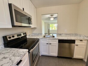560 SE 2nd Ave in Deerfield Beach, FL - Building Photo - Building Photo