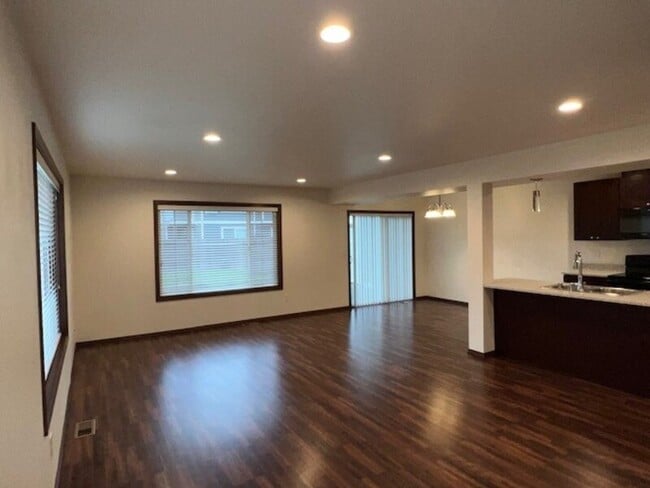 2025 Aaron Dr in Lynden, WA - Foto de edificio - Building Photo