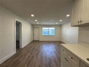 124 NW 2nd Ave in Hallandale Beach, FL - Building Photo - Building Photo