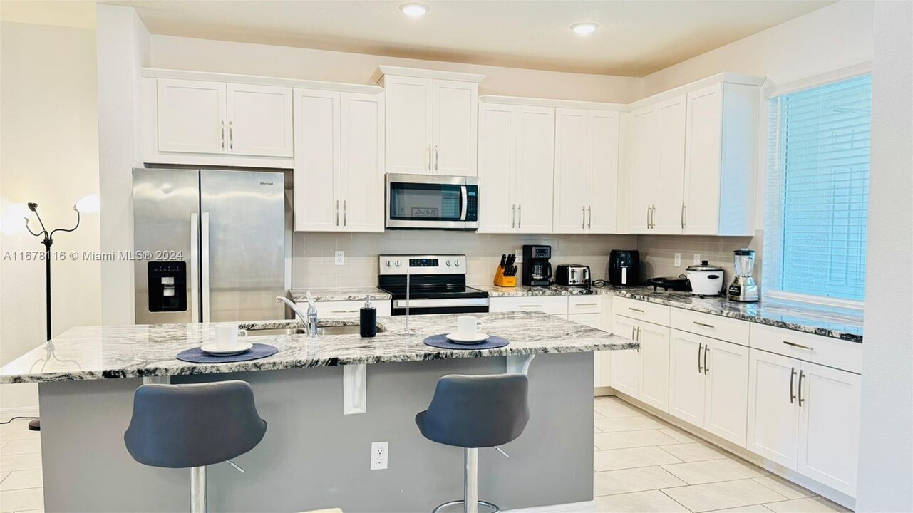 1644 Tropical Palms Cir in Kissimmee, FL - Building Photo