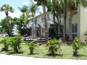 Warwick Circle Apartments in Ft. Myers, FL - Building Photo - Building Photo