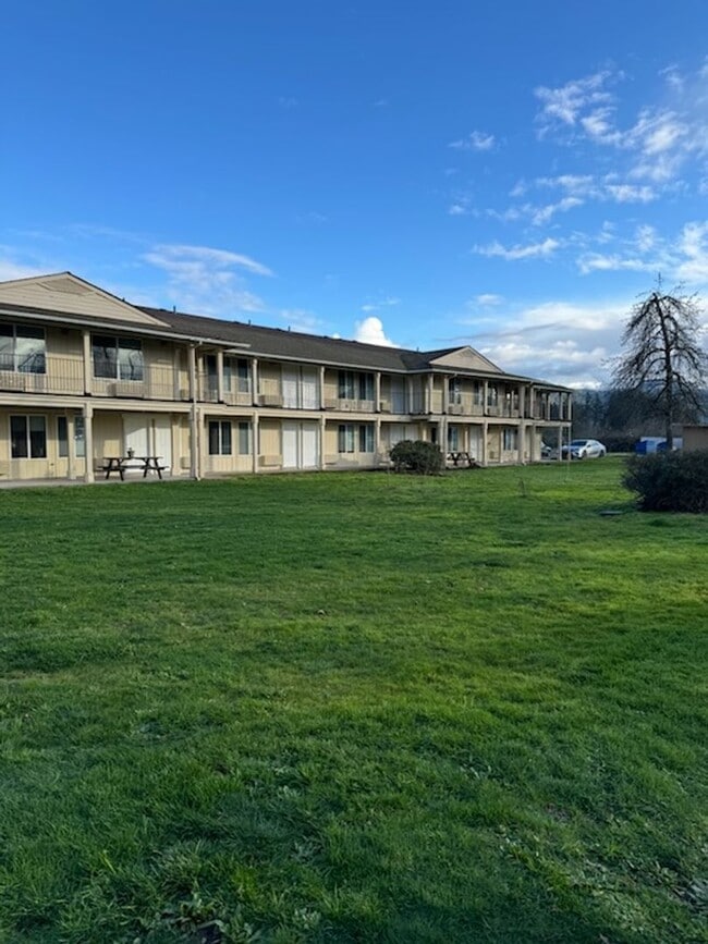 345 E Oregon Ave in Creswell, OR - Building Photo - Building Photo