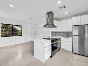 1320 NW 44th St in Miami, FL - Building Photo - Building Photo