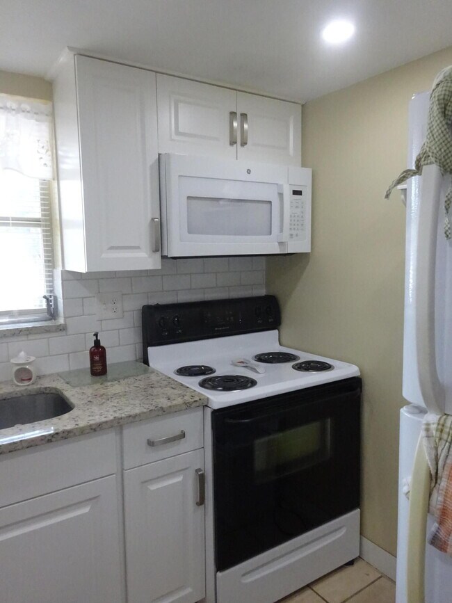 2723 Emory Dr W in West Palm Beach, FL - Building Photo - Building Photo