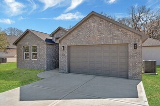 939 Lake View Dr in Montgomery, TX - Foto de edificio - Building Photo