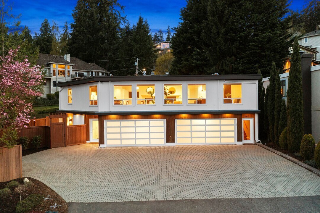 9817 SE Shoreland Dr in Bellevue, WA - Building Photo