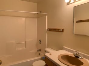 327 3rd St W in Menomonie, WI - Foto de edificio - Building Photo