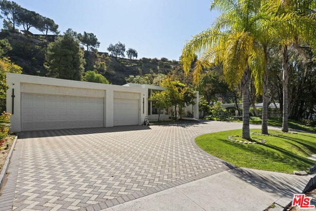 1860 Loma Vista Dr in Beverly Hills, CA - Building Photo - Building Photo