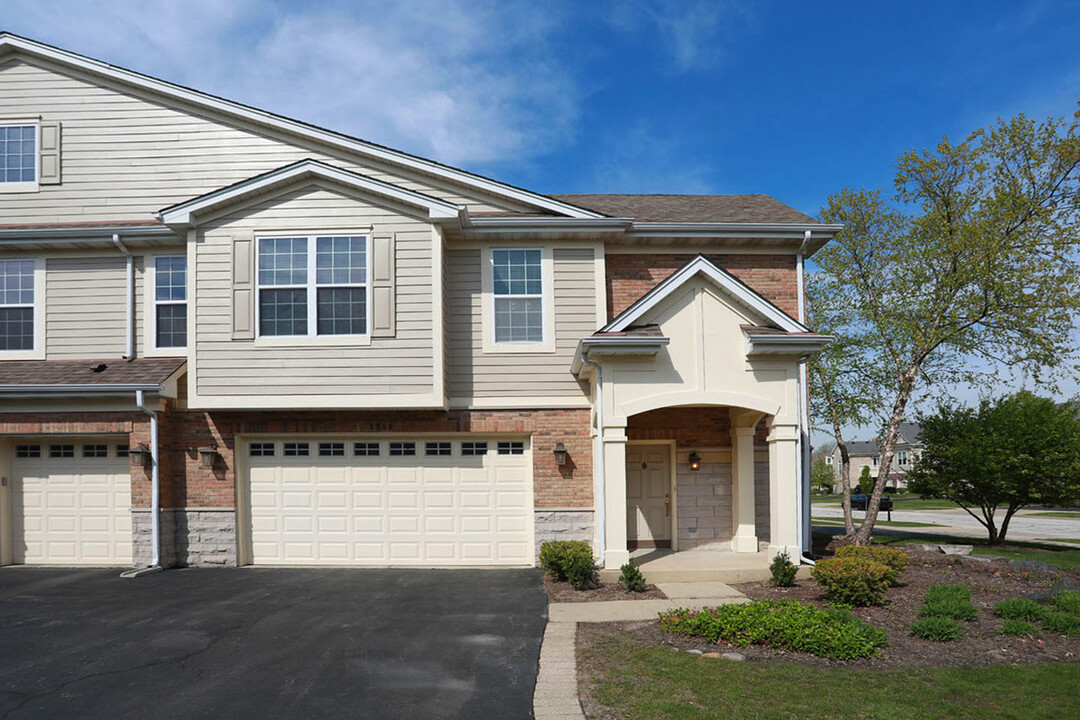 1359 Scarboro Rd in Schaumburg, IL - Building Photo