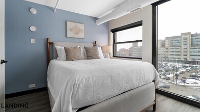 1922 W Ogden Ave, Unit 709 in Chicago, IL - Building Photo - Building Photo