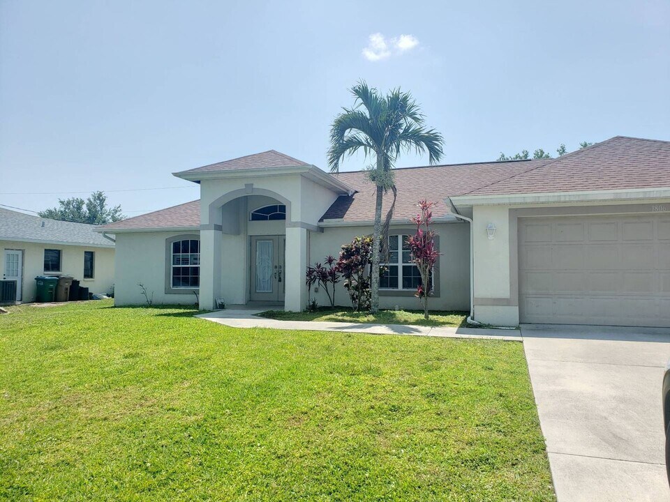 1806 NE 1st Terrace in Cape Coral, FL - Foto de edificio