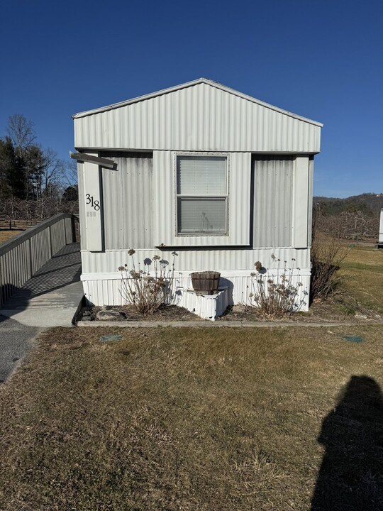 318 Friendly Cir in Hendersonville, NC - Building Photo