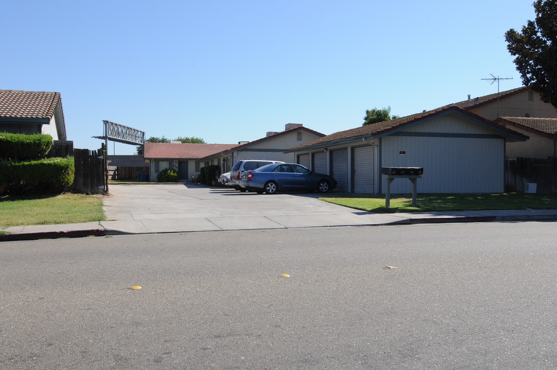 276-282 N Northwoods Ave in Manteca, CA - Building Photo