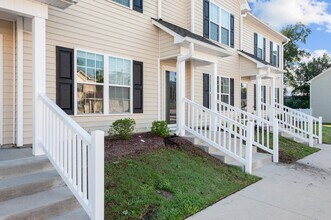 1233 Cross Creek Cir in Greenville, NC - Building Photo - Building Photo