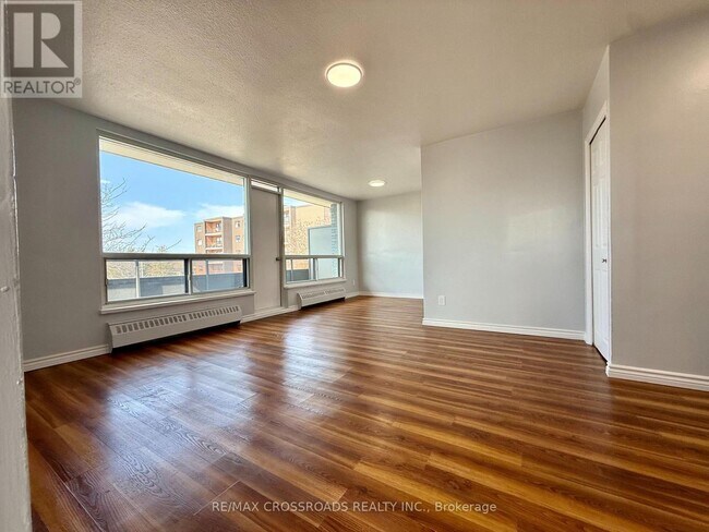 363-363 Lakeshore Rd E in Mississauga, ON - Building Photo - Building Photo