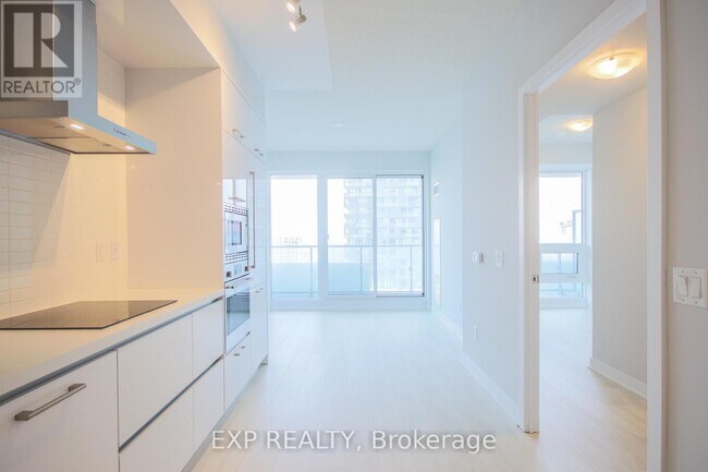 2221 Yonge St in Toronto, ON - Building Photo - Building Photo