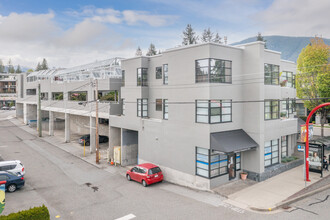 3151 Woodbine Dr in North Vancouver District, BC - Building Photo - Building Photo