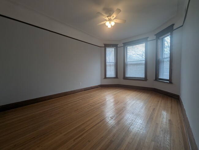 3824 N Fremont St, Unit 3820-2 in Chicago, IL - Building Photo - Building Photo