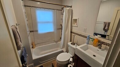 52 Greycliff Rd in Boston, MA - Foto de edificio - Building Photo