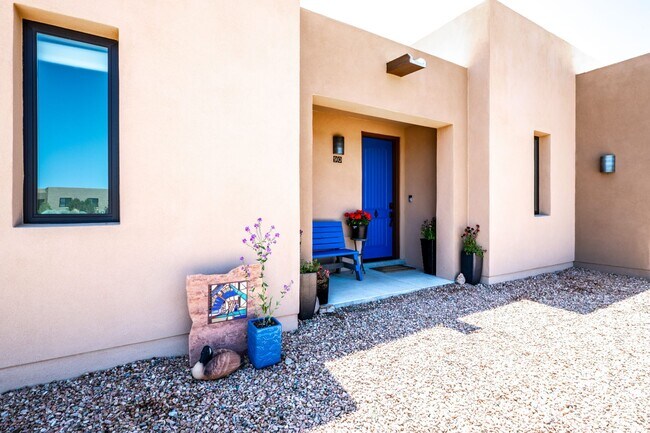 90 E Vía Plaza Nueva in Santa Fe, NM - Building Photo - Building Photo