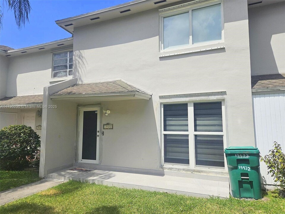 19432 SW 103rd Ct in Cutler Bay, FL - Building Photo