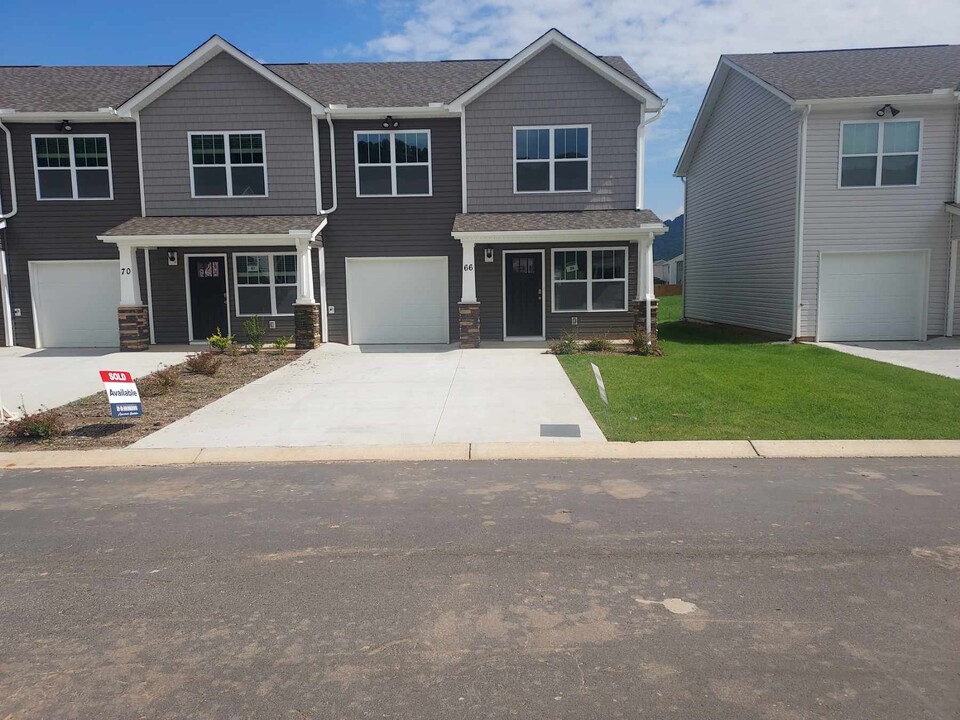 66 Clear Creek Ln in Waynesville, NC - Building Photo