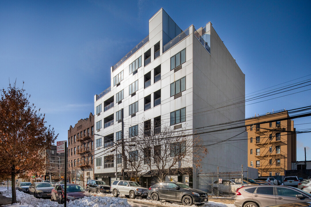 Shanti Tower in Long Island City, NY - Building Photo